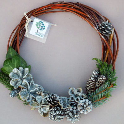 Durvju vainags uz sarkanām klūgām, kokveida peonija