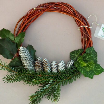 Durvju vainags uz sarkanām klūgām, egles čiekuri