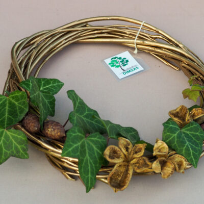 Durvju vainags uz klūgām, zelts, efeja, kokveida peonija