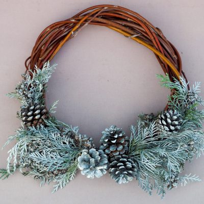 Durvju vainags uz sarkanām klūgām, paciprese, kalnu priedes čiekuri