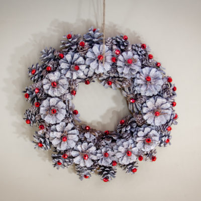 Durvju vainags, balti čiekuri, sarkanas pērlītes, 22-25cm.