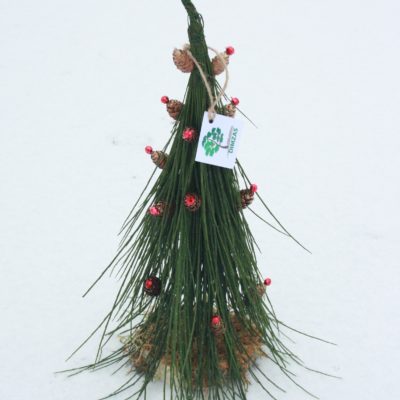 Stilizēta eglīte no slotzariem, čiekuri, sarkanas pērlītes, 50-60 cm