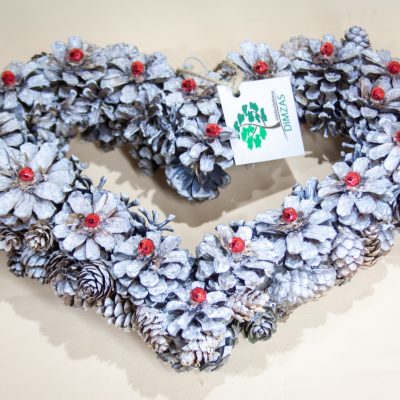 sirds formas dekors no kalnu priedes čiekuriem, balts