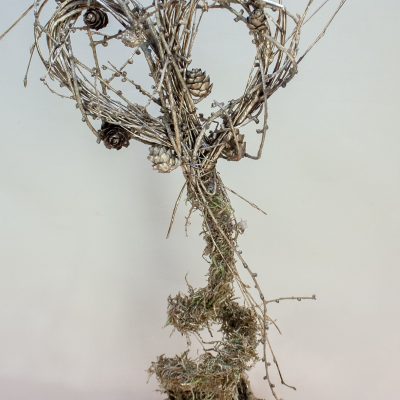 Dekors uz bērza ripas, krāsoti lapegles zari,čiekuri, kokveida peonijas sēklu apvalki