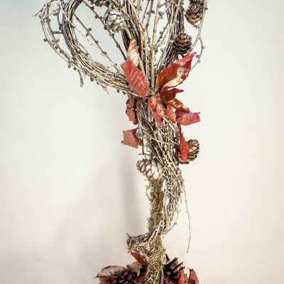 Dekors uz bērza ripas, lapegles zari, čiekuri, dižskabārža lapas