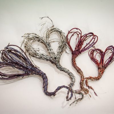 Sirds formas dekors no bērzu zariem