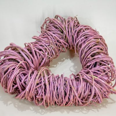 Sirds formas dekors no klūgām un zeltzaru vītola zariem