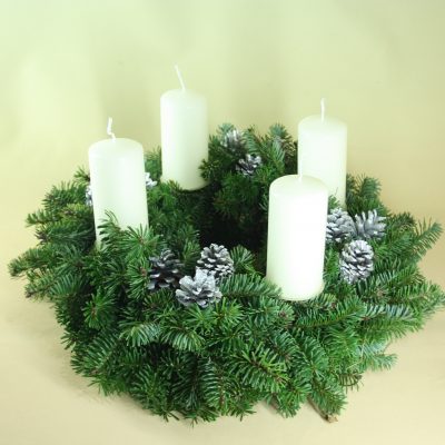 Adventes vainags, baltegle, sudraba čiekuri, baltas sveces, D 30 cm