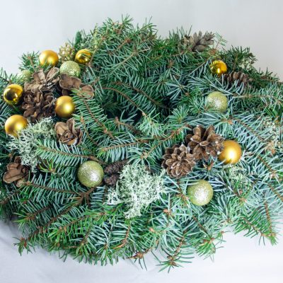 Adventes vainags, Serbijas egle ar zelta bumbuļiem, D 40 cm