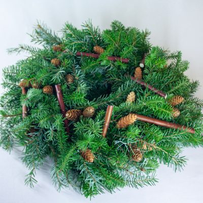 Adventes vainags, Serbijas egle, grimoņa zari un Kanādas egles čiekuri, D 30 cm