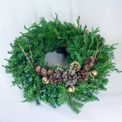 Adventes vainags, baltegle un kadiķis ar kalnu priedes čiekuriem, D 25 cm