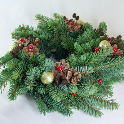 Adventes vainags, košā sudrabegle ar sarkanām pērlēm, D 28 cm