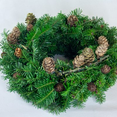 Adventes vainags, baltegle ar lapegles čiekuriem, D 25 cm