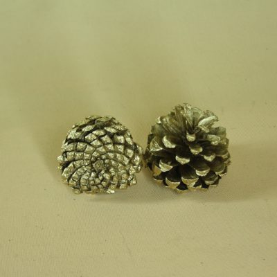 Kalnu priedes čiekurs (10 gab.), krāsoti, zelts