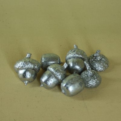 Sarkanā ozola zīles/cepurītes (10 gab.*), krāsotas, sudrabs