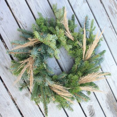 Dažādu skujkoku durvju vainags uz klūgām, dekorēts ar niedrēm, 30 cm