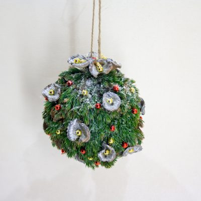 Ziemassvētku bumba-kadiķis un kokveida peonija-karināms dekors, D 12 cm