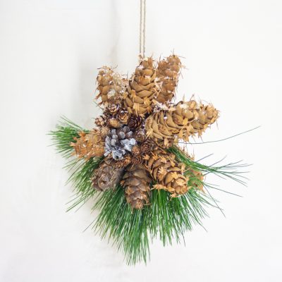 Zaļās duglāzijas čiekuru karināms dekors, D 22 cm