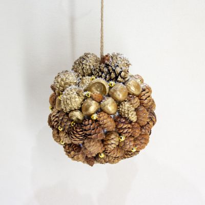 Zeltītā Ziemassvētku bumba, čiekuri un zīles - karināms dekors, D 13 cm