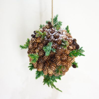 Ziemassvētku bumba ar kadiķa astīti - karināms dekors, D 13 cm