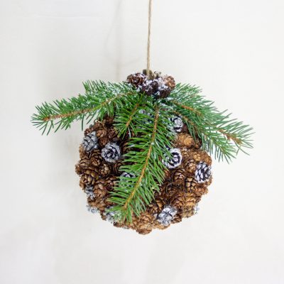 Ziemassvētku bumba ar asās egles cepurīti- karināms dekors, D 13 cm