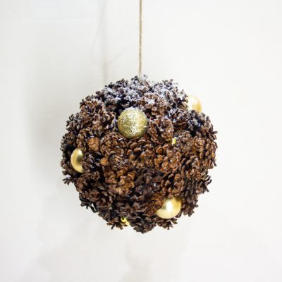 Ziemassvētku bumba no priežu čiekuriem - karināms dekors, D 15 cm