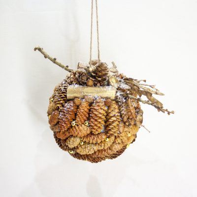 Ziemassvētku bumba no Kanādas egles čiekuriem - karināms dekors, D 13 cm