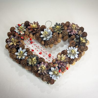 Divpusīgs dekors sirds formā, ar čiekuru ziediem, 30x20x5 cm