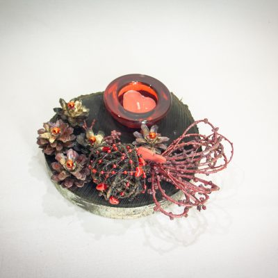 Dekors uz koka ripas, melns