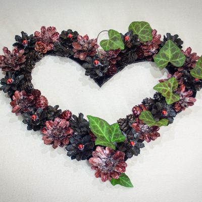 Vienpusīgs dekors sirds formā, sārti melns, 30x20x4 cm