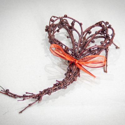 Sirds formas dekors no lapegļu zariem, krāsots