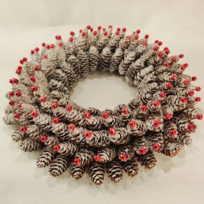 Adventes vainags, Kanādas egles čiekuri un sarkanas pērlītes, sudrabs, D 23-24 cm