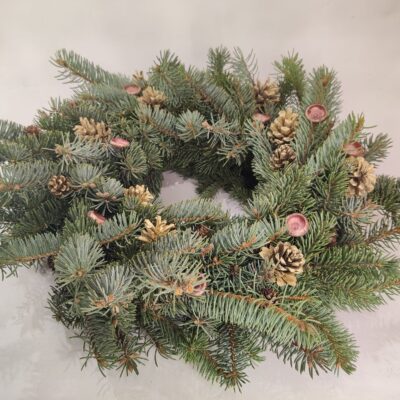 Sudrabegles zaru vainags ar čiekuriem un zīļu cepurītēm, D 30 cm