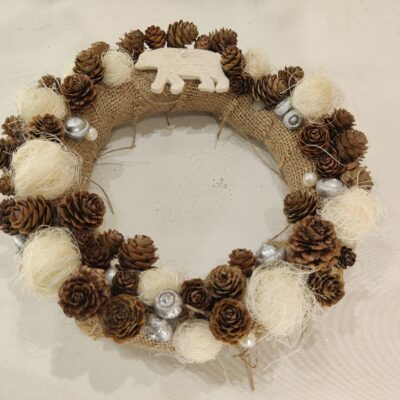 Adventes vainags, dekorēts ar čiekuriem un baltiem elementiem, D 27-28 cm