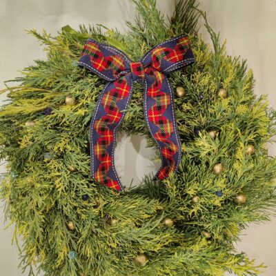 Dekoratīva kadiķa zaru vainags, rotāts ar banti, D 40 cm