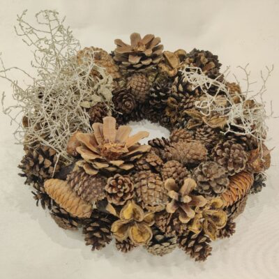 Adventes vainags, veidots no čiekuriem, D 27-28 cm