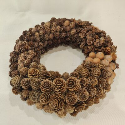 Adventes vainags, veidots no čiekuriem, D 27-28 cm