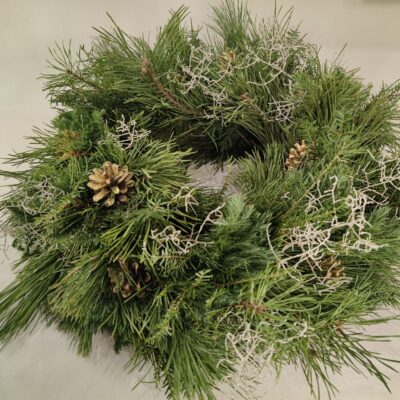 Priežu zaru vainags papildināts ar dažādām skujām, dekorēts ar čiekuriem, D 40 cm