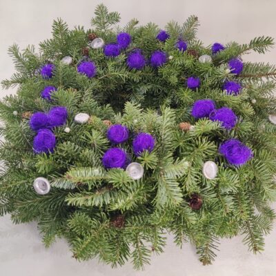 Baltegles zaru vainags, ar sudraba ozolzīļu cepurītēm un violetām filca bumbiņām, D 40 cm